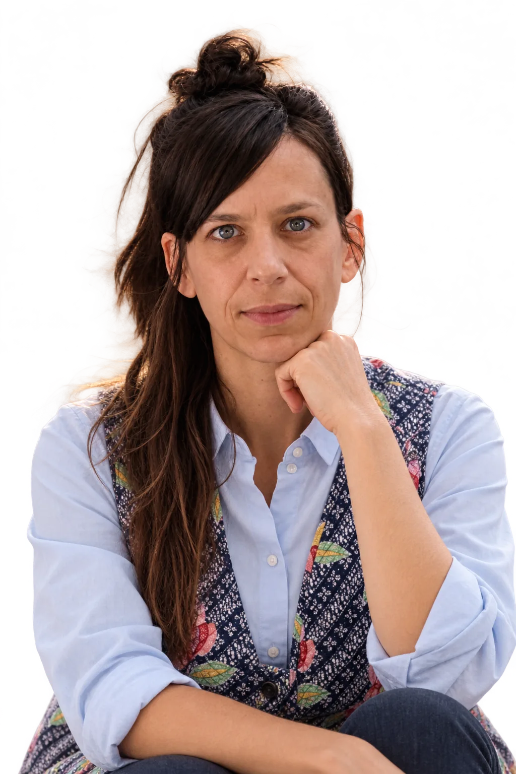 Fanette Muxart, responsable branding de l’Agence Regar, portrait la main au menton