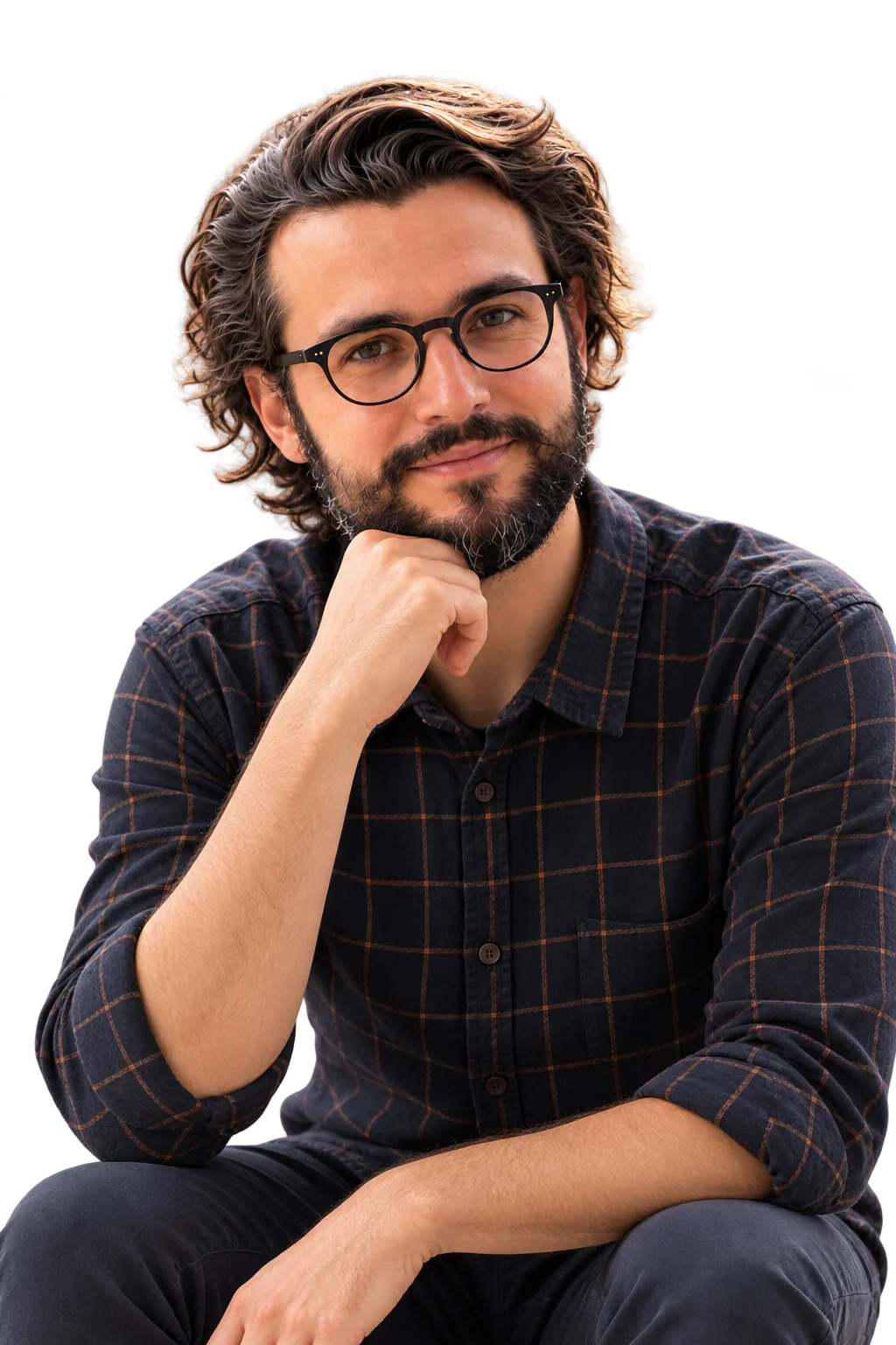 Rémi Reguin, fondateur de l’Agence Regar, portrait souriant la main au menton